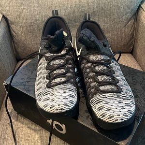 Nike zoom KD 9 in black and white
